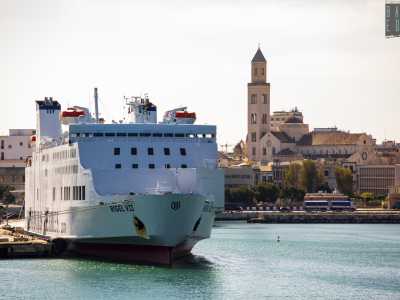 Da qui possiamo contemplare tutto il panorama circostante, con le grandi e moderne navi attraccate nell�adiacente terminal che contrastano con i monumenti della citt� vecchia